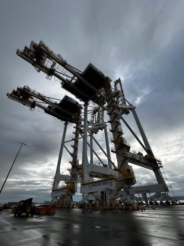 Cranes offloaded deltaport