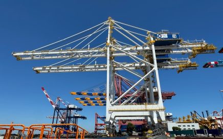 Cranes ready to ship shanghai deltaport